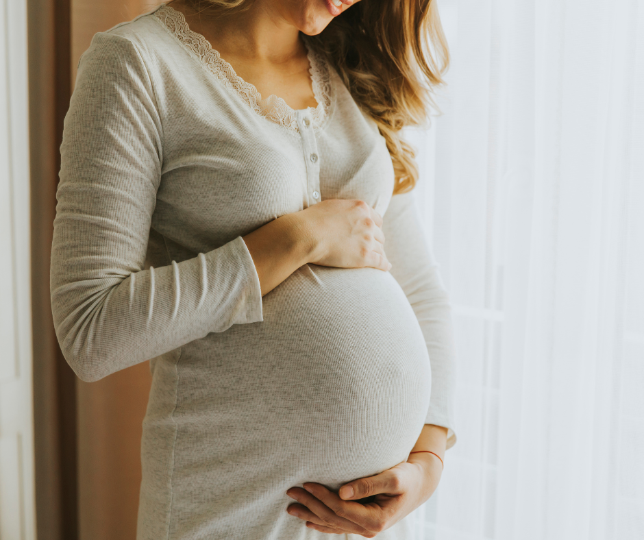 Das Bild zeigt eine schwangere Frau 