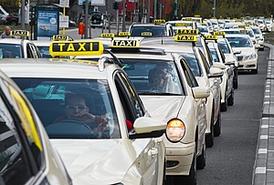 Taxis warten in Reihe