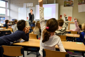 Das Bild zeigt Kinder im Klassenzimmer