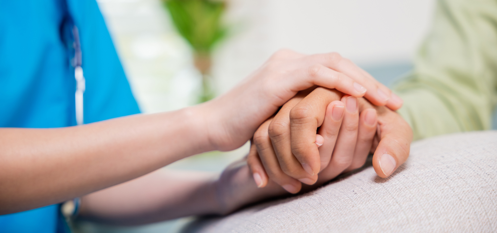Pfleger hält Hand von hilfsbedürftigem Menschen