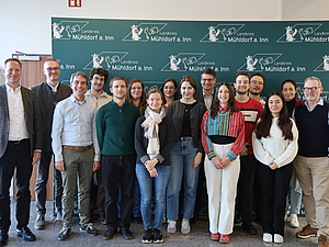 Prof. Dr. Antonius Schneider (Direktor des Instituts für Allgemeinmedizin an der TU München, links), Dr. Stephan von Clarmann (Chefarzt Innklinikum, Zweiter von links), Dr. Matthias Pfersdorff (Chefarzt Innklinkum, Dritter von links), Landrat Max Heimerl (Mitte hinten), Julia Weiss (GesundheitsregionPlus, Zweite von rechts) und Dr. Thomas Brandhuber (BeLa. rechts) gemeinsam mit den Medizinstudentinnen und -studenten der TU München.