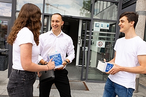 Duale Studenten vor Landratsamt mit Gesetz