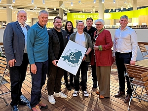 (von links nach rechts): Thomas Einwang (Sprecher der Ökomodellregion Mühldorfer Land, Gottfried Kirmeier (Stadtrat Mühldorf a. Inn), Wirtschaftsförderer Thomas Perzl, Lena Koch (Management Ökomodellregion Mühldorfer Land), Marcus Hofer (Betriebsleitung Feinsinn und Genussküche), Peter Uldahl (Kreisrat), Ilse Preisinger-Sontag (stellvertretende Landrätin und zweite Bürgermeisterin Kreis-stadt Mühldorf a. Inn), Wolfang Hintereder (Umweltreferent Stadt Waldkraiburg)