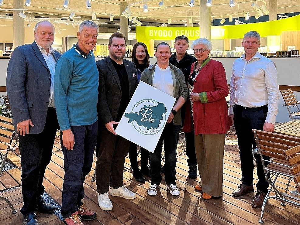 (von links nach rechts): Thomas Einwang (Sprecher der Ökomodellregion Mühldorfer Land, Gottfried Kirmeier (Stadtrat Mühldorf a. Inn), Wirtschaftsförderer Thomas Perzl, Lena Koch (Management Ökomodellregion Mühldorfer Land), Marcus Hofer (Betriebsleitung Feinsinn und Genussküche), Peter Uldahl (Kreisrat), Ilse Preisinger-Sontag (stellvertretende Landrätin und zweite Bürgermeisterin Kreis-stadt Mühldorf a. Inn), Wolfang Hintereder (Umweltreferent Stadt Waldkraiburg)