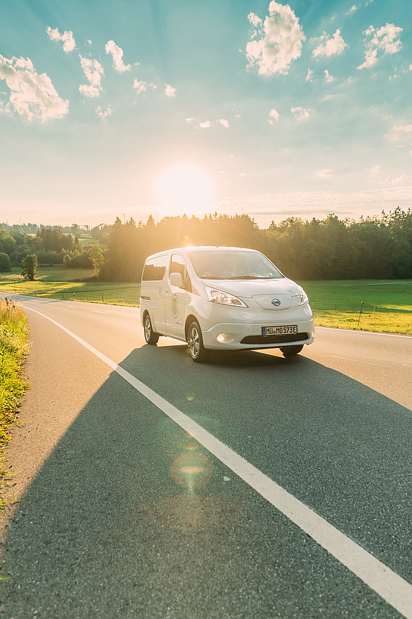 Auto vor Landschaft