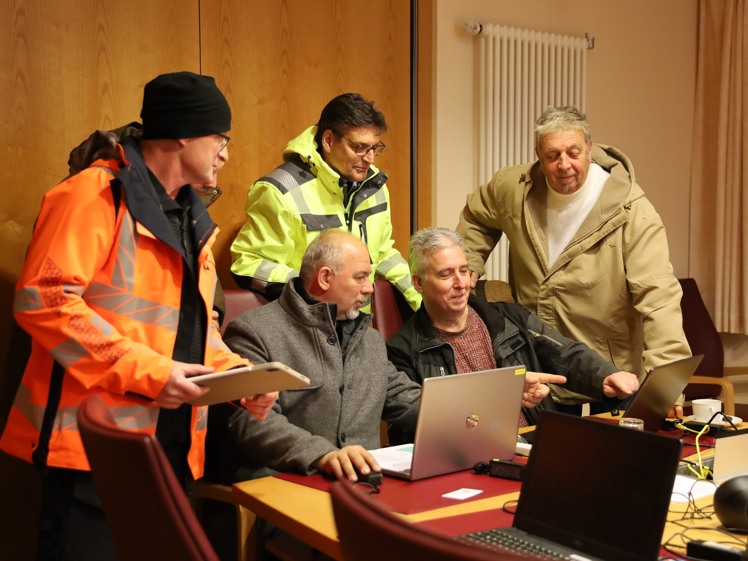Lagebesprechung im Krisenstab im Rathaus in Mettenheim