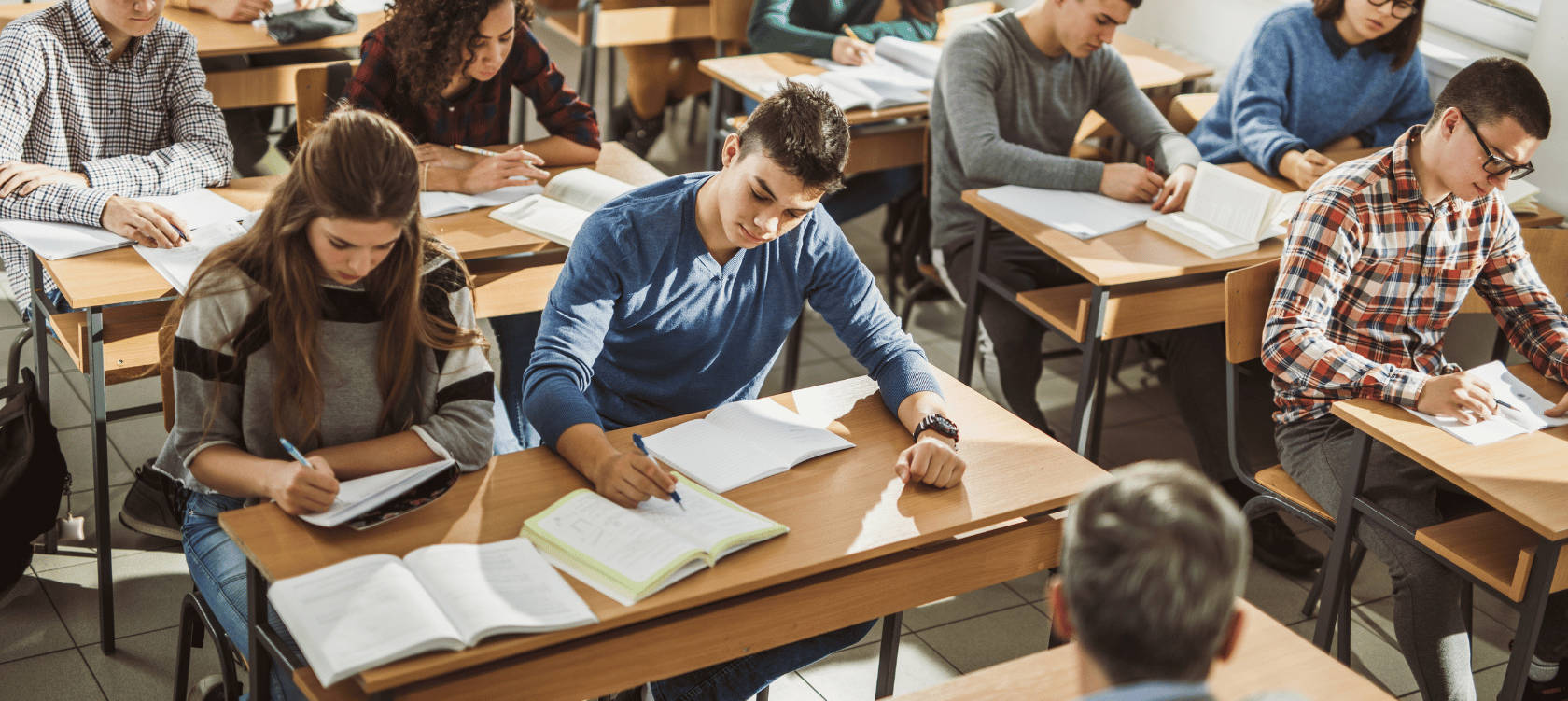 Verschiedene Menschen in der Schule
