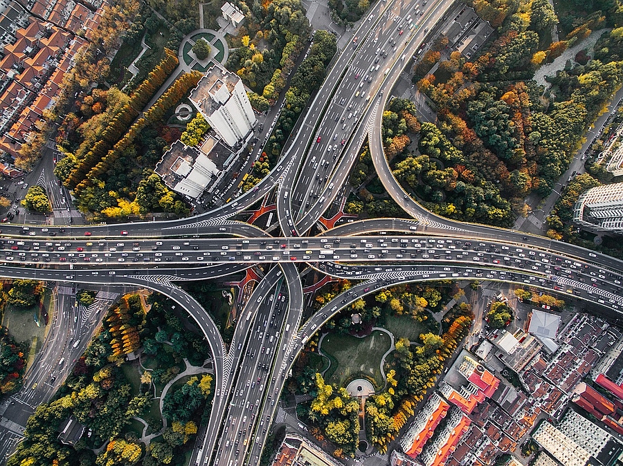 Große Autobahn mit Kreuzungen und Unterführungen von weit oben fotografiert