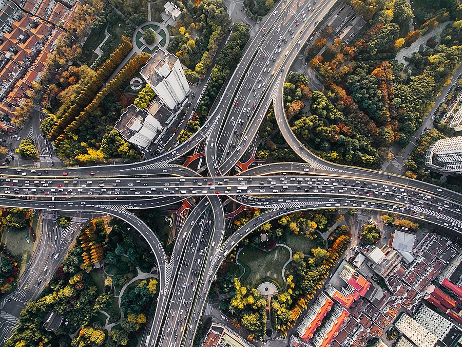 Große Autobahn mit Kreuzungen und Unterführungen von weit oben fotografiert 