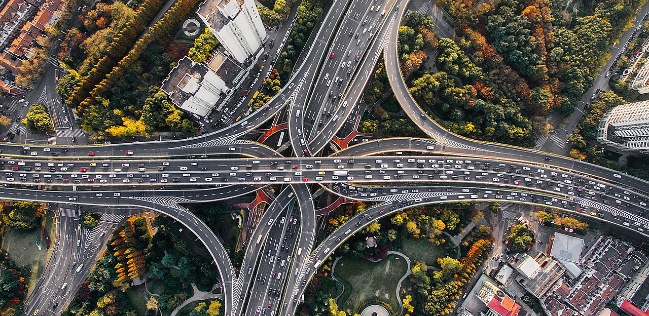 Große Autobahn mit Kreuzungen und Unterführungen von weit oben fotografiert 