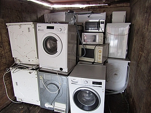 Elektrogroßgeräte wie Waschmaschinen, Kühlschränke, Mikrowellen, die am Wertstoffhof in einem Container gesammelt werden