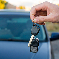 Autoschlüssel vor Auto
