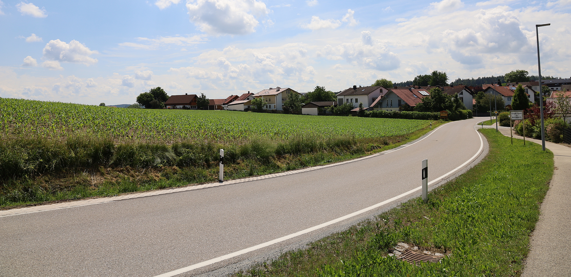 Landstraße die in eine Stadt führt 