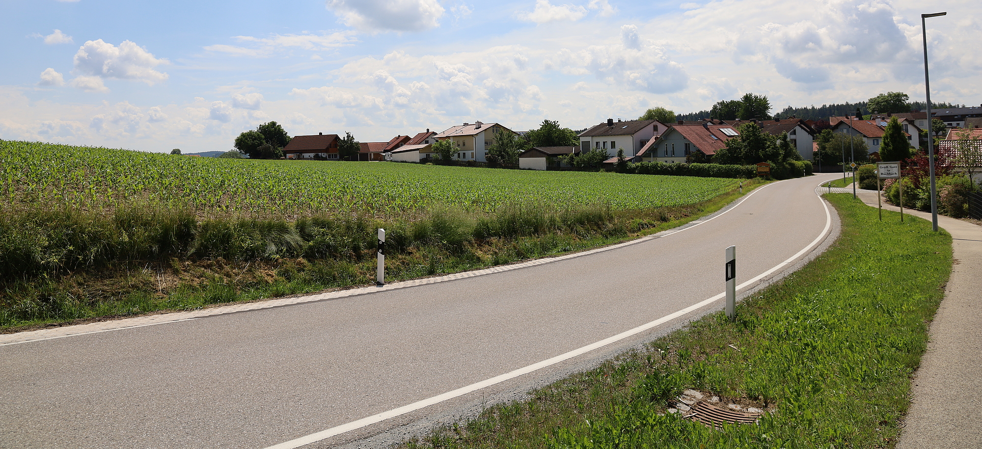 Landstraße die in eine Stadt führt 