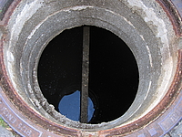 Geteilter Schacht einer Kleinkläranlage Geteilter Schacht einer Kleinkläranlage von oben senkrechter Blick hinein