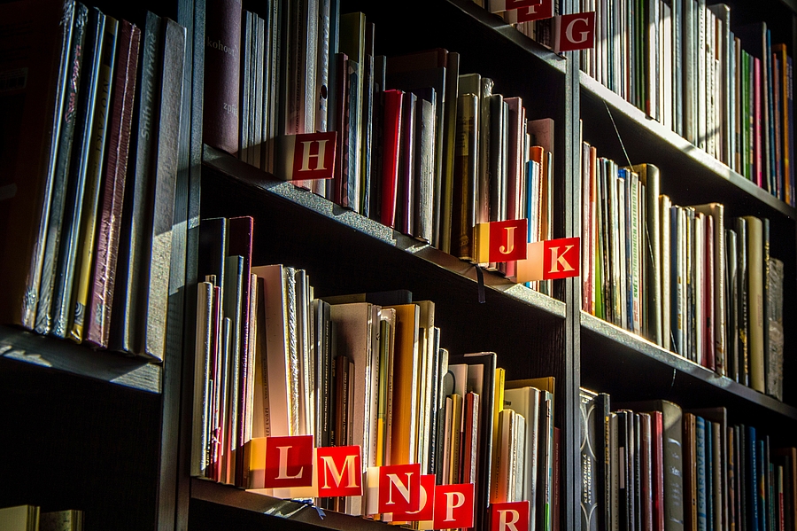 Bücher alphabetisch sortiert 