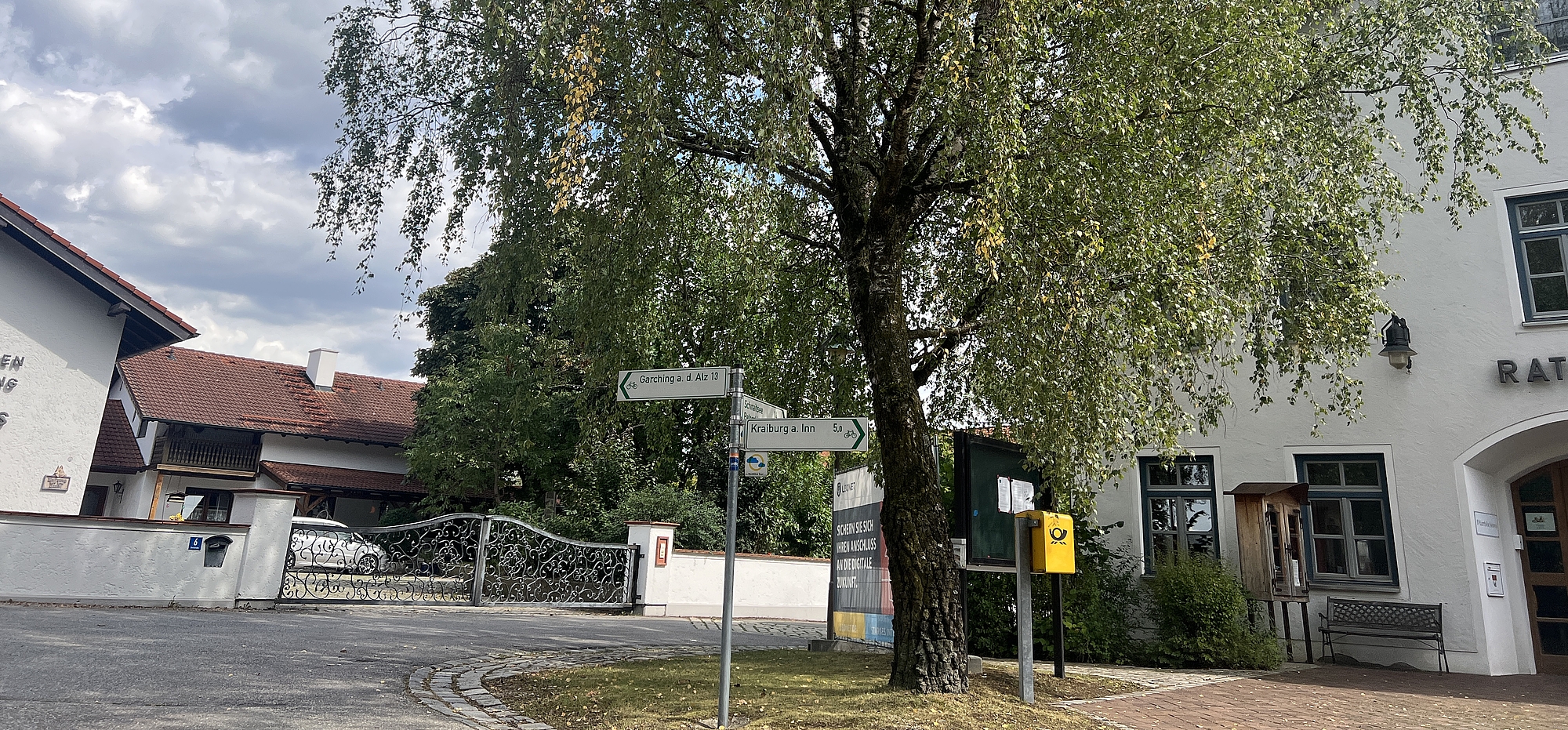Stadt - Baum und Gebäude 