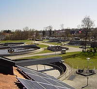 Kommunale Kläranlage Städtische Kläranlage, im Vordergrund Hausdach mit Solaranlage