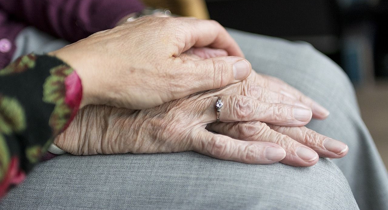 Zwei Hände älterer Menschen die übereinander liegen 