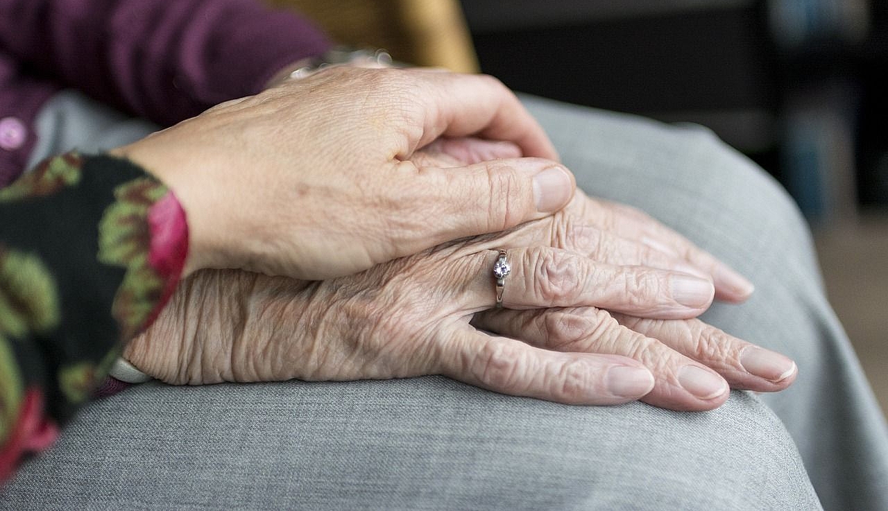 Zwei Hände älterer Menschen die übereinander liegen 