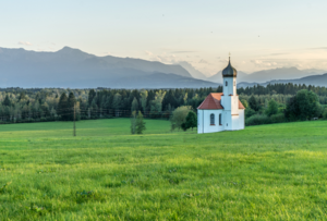 Kirche im Grünen und Berge im Hintergrund - Bayerische Landschaft
