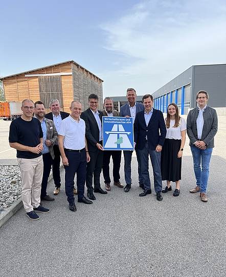 Ortsbesuch bei der Isentalautobahn GmbH & Co. KG in Ampfing (von links): Anton Maier (Geschäftsführer Isentalautobahn Verwaltungs-GmbH), Thomas Perzl (Geschäftsbereichsleiter Landratsamt Mühldorf a. Inn), Martin Regnath (Prokurist Autobahn GmbH), Michael Kordon (Direktor der Niederlassung Südbayern – Autobahn GmbH), Landrat Max Heimerl, Landtagsabgeordneter Sascha Schnürer, Bundestagsabgeordneter Stephan Mayer, Dr. Michael Güntner (Vorsitzender der Geschäftsführung Autobahn GmbH), Michaela Linner (Fachbereichsleiterin Landratsamt Mühldorf a. Inn) und Thomas Schönhofer (Referent am Bayerischen Staatsministerium für Wohnen, Bau und Verkehr).
