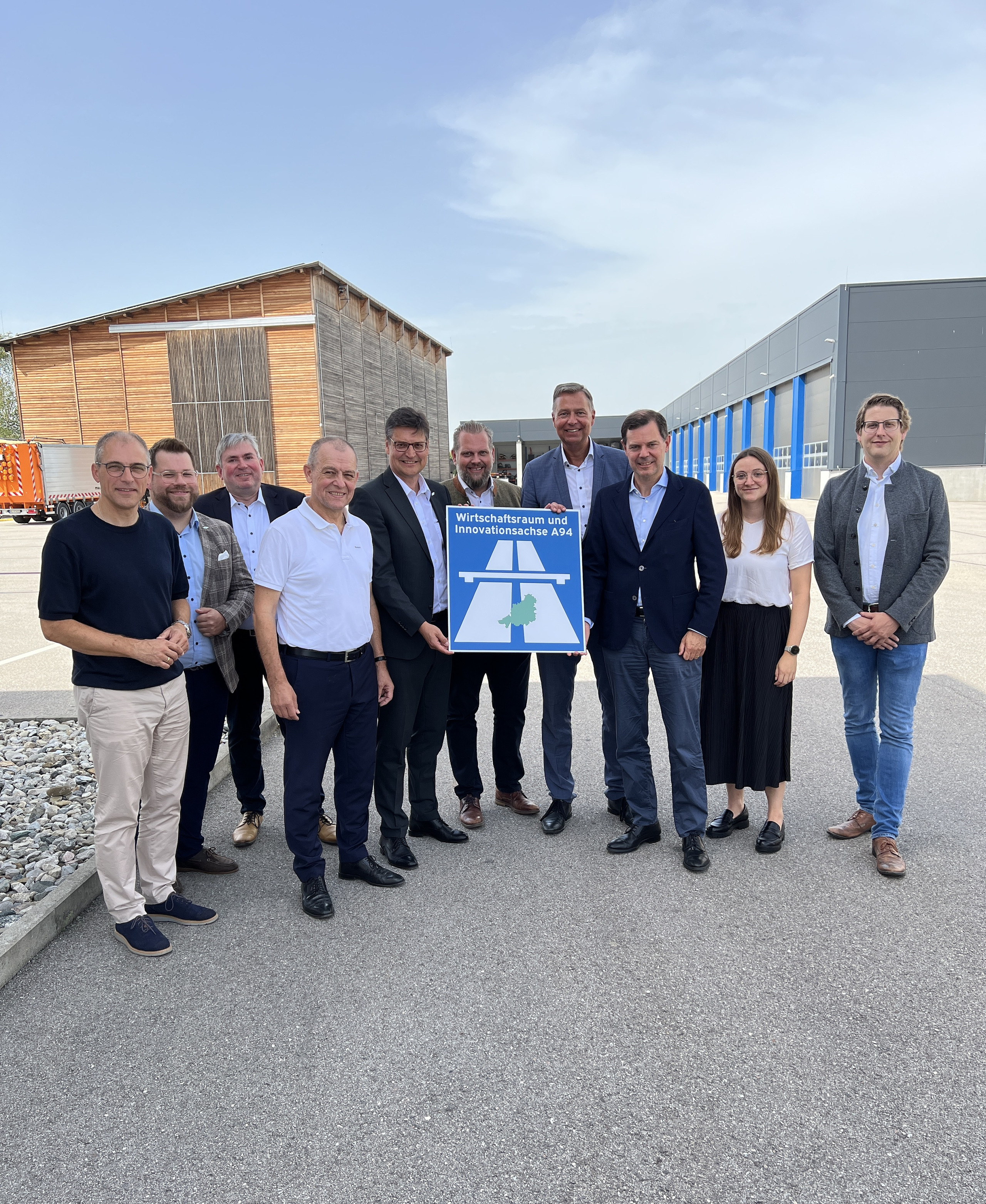 Ortsbesuch bei der Isentalautobahn GmbH & Co. KG in Ampfing (von links): Anton Maier (Geschäftsführer Isentalautobahn Verwaltungs-GmbH), Thomas Perzl (Geschäftsbereichsleiter Landratsamt Mühldorf a. Inn), Martin Regnath (Prokurist Autobahn GmbH), Michael Kordon (Direktor der Niederlassung Südbayern – Autobahn GmbH), Landrat Max Heimerl, Landtagsabgeordneter Sascha Schnürer, Bundestagsabgeordneter Stephan Mayer, Dr. Michael Güntner (Vorsitzender der Geschäftsführung Autobahn GmbH), Michaela Linner (Fachbereichsleiterin Landratsamt Mühldorf a. Inn) und Thomas Schönhofer (Referent am Bayerischen Staatsministerium für Wohnen, Bau und Verkehr).