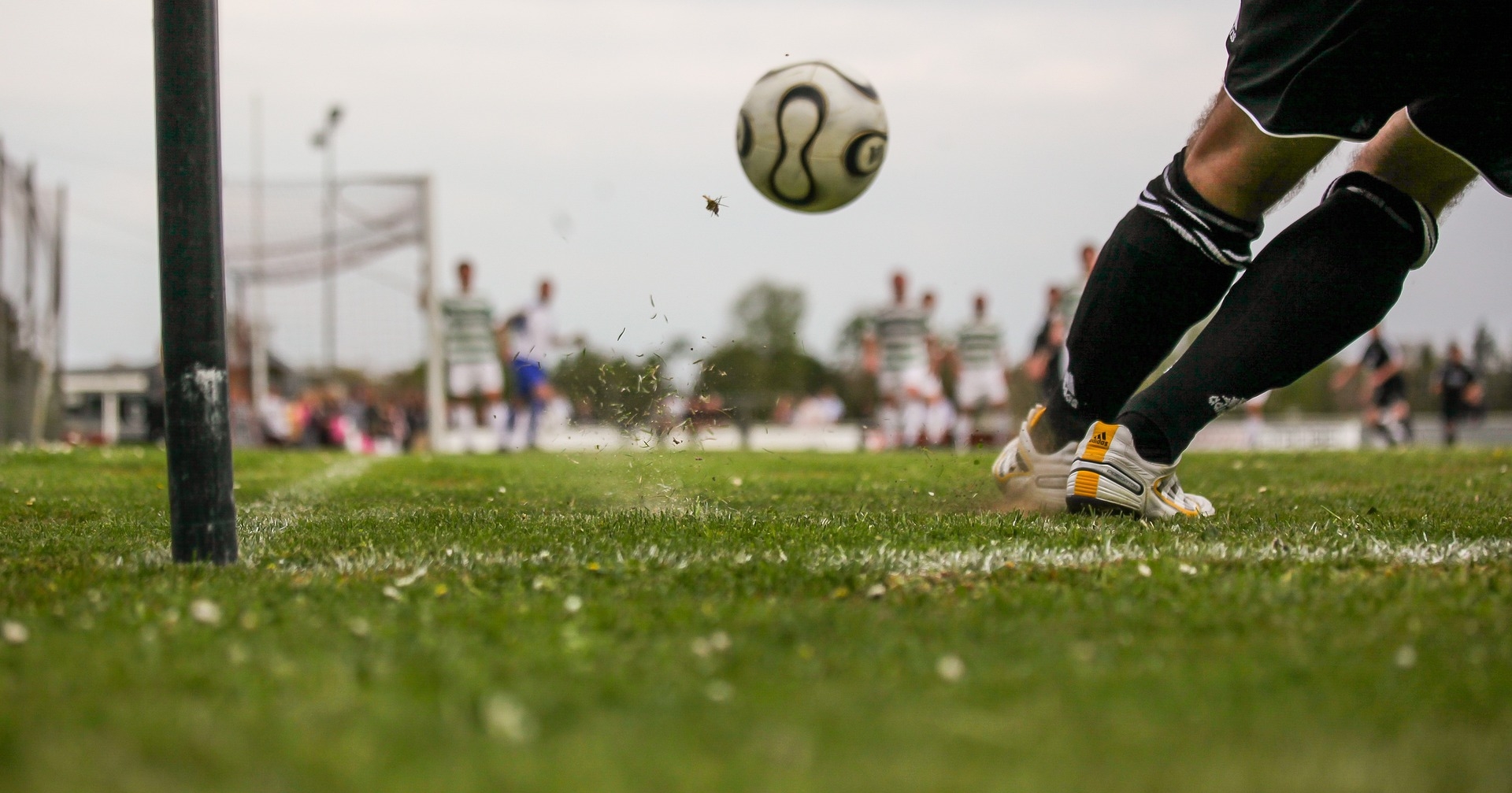 Fußballfeld, Fußball und Beine einer Person