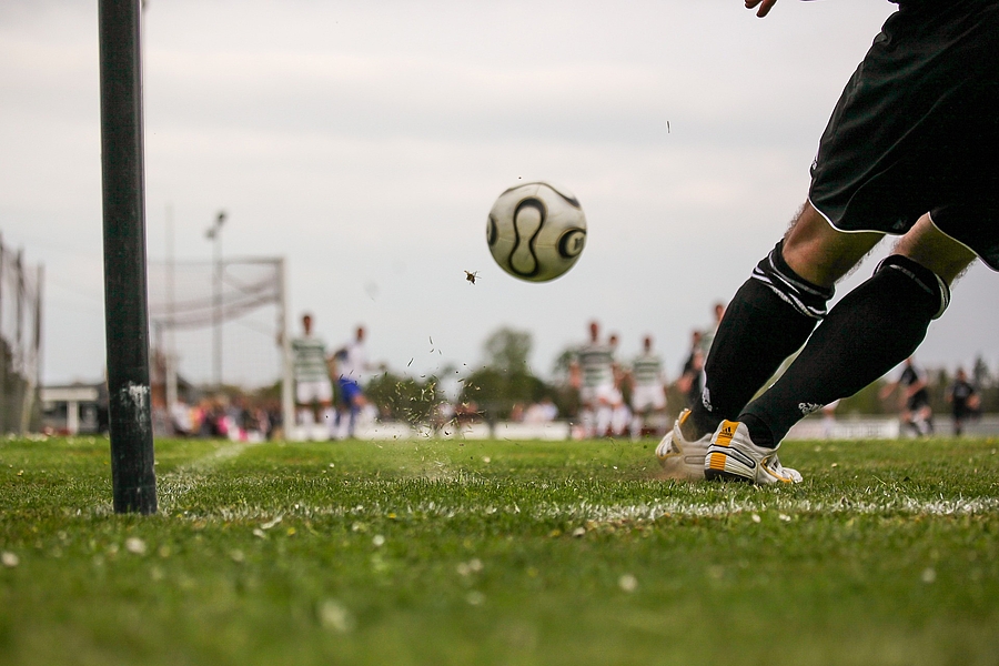 Fußballfeld, Fußball und Beine einer Person 