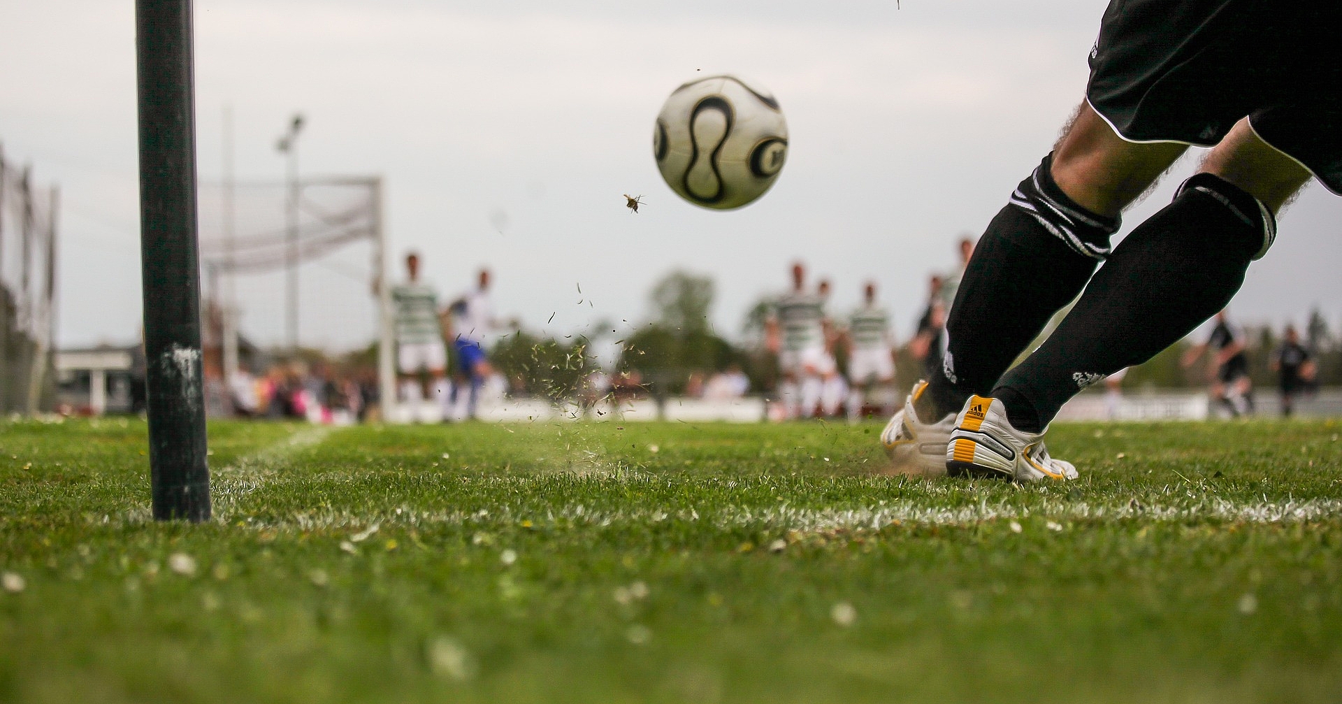Fußballfeld, Fußball und Beine einer Person