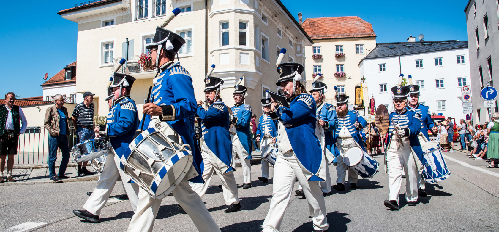 Musikkapelle marschiert beim Trachtenumzug aus Mühldorfer Stadtmitte aus