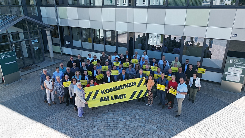 Gruppenbild mit Bürgermeistern und Kreisräten