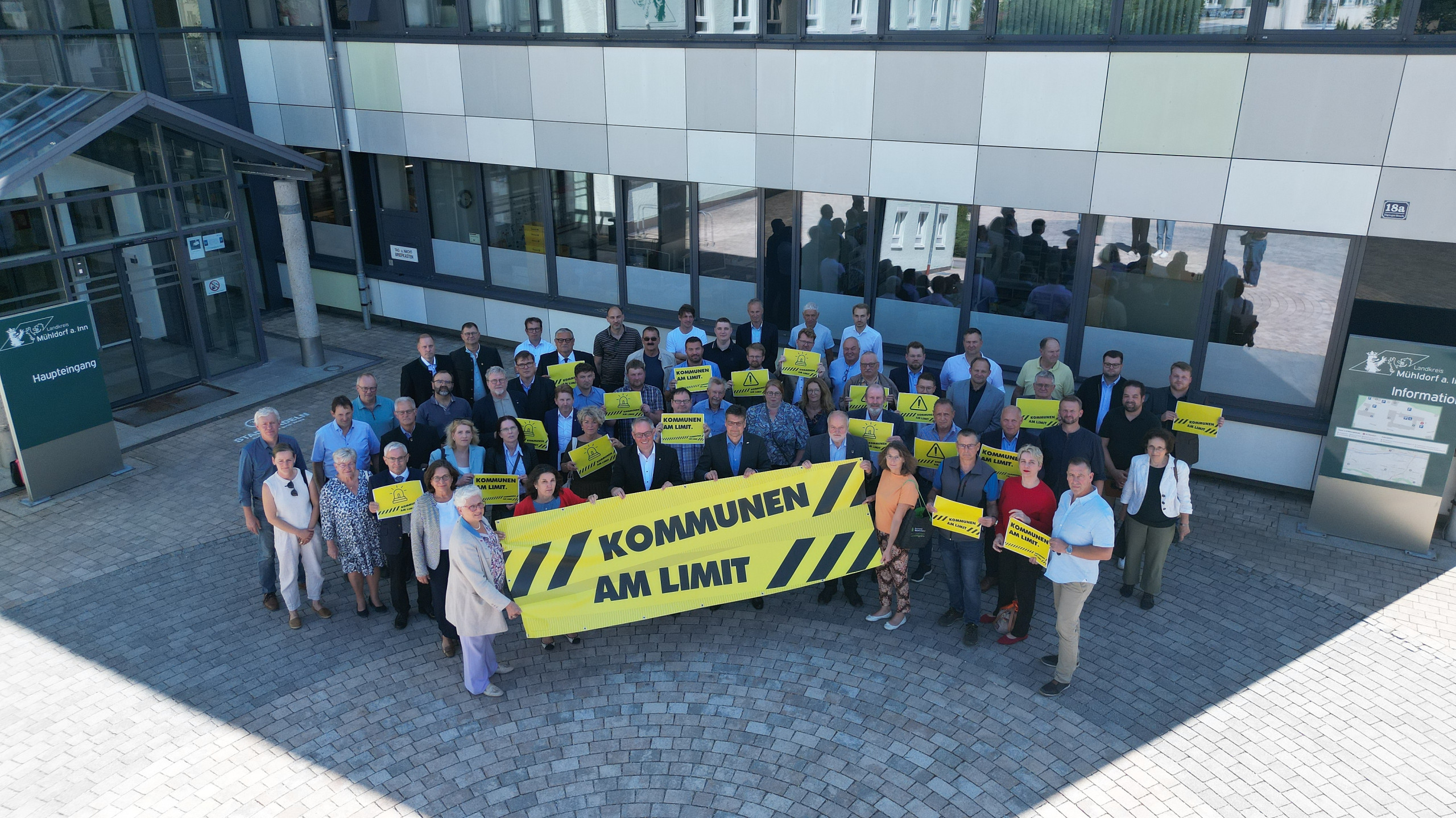 Gruppenbild mit Bürgermeistern und Kreisräten
