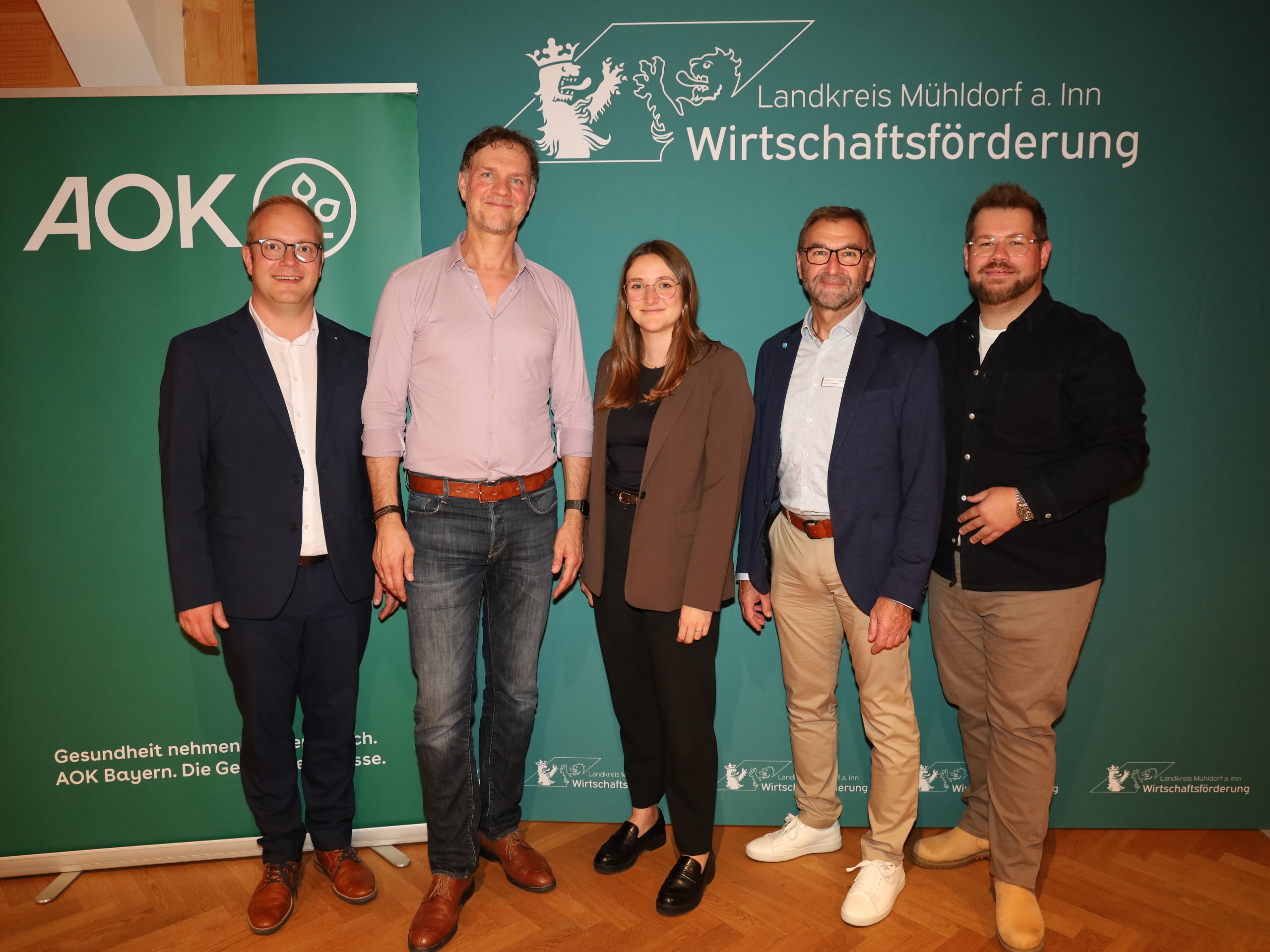 Thomas Gruber, (Teamleiter Markt und Gesundheit - AOK Bayern - Direktion Mühldorf), Dr. Volker Busch, Michaela Linner (Leitung Wirtschaftsförderung des Landkreises Mühldorf a. Inn), Hans Fromberger (stellvertr. Direktor der AOK Bayern - Direktion Mühldorf), Thomas Perzl (Geschäftsbereichsleiter Landratsamt Mühldorf a. Inn)
