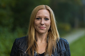 Portrait einer Frau mit langen blonden Haaren, im Freien