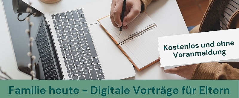 Schriftzug Familie heute - digitale Vorträge für Eltern auf grünem Hintergrund. Drüber ein offener Laptop und Notizzettel. 