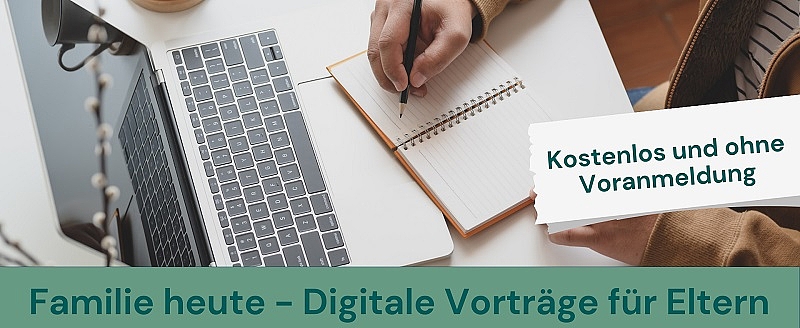 Schriftzug Familie heute - digitale Vorträge für Eltern auf grünem Hintergrund. Drüber ein offener Laptop und Notizzettel.