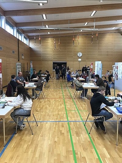 Schüler lernen in Einzelgesprächen Betriebe kennen, um sich über Praktikum und Ausbildung informieren. 