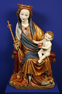 Eine Frauenskulptur mit Baby auf dem Schoss