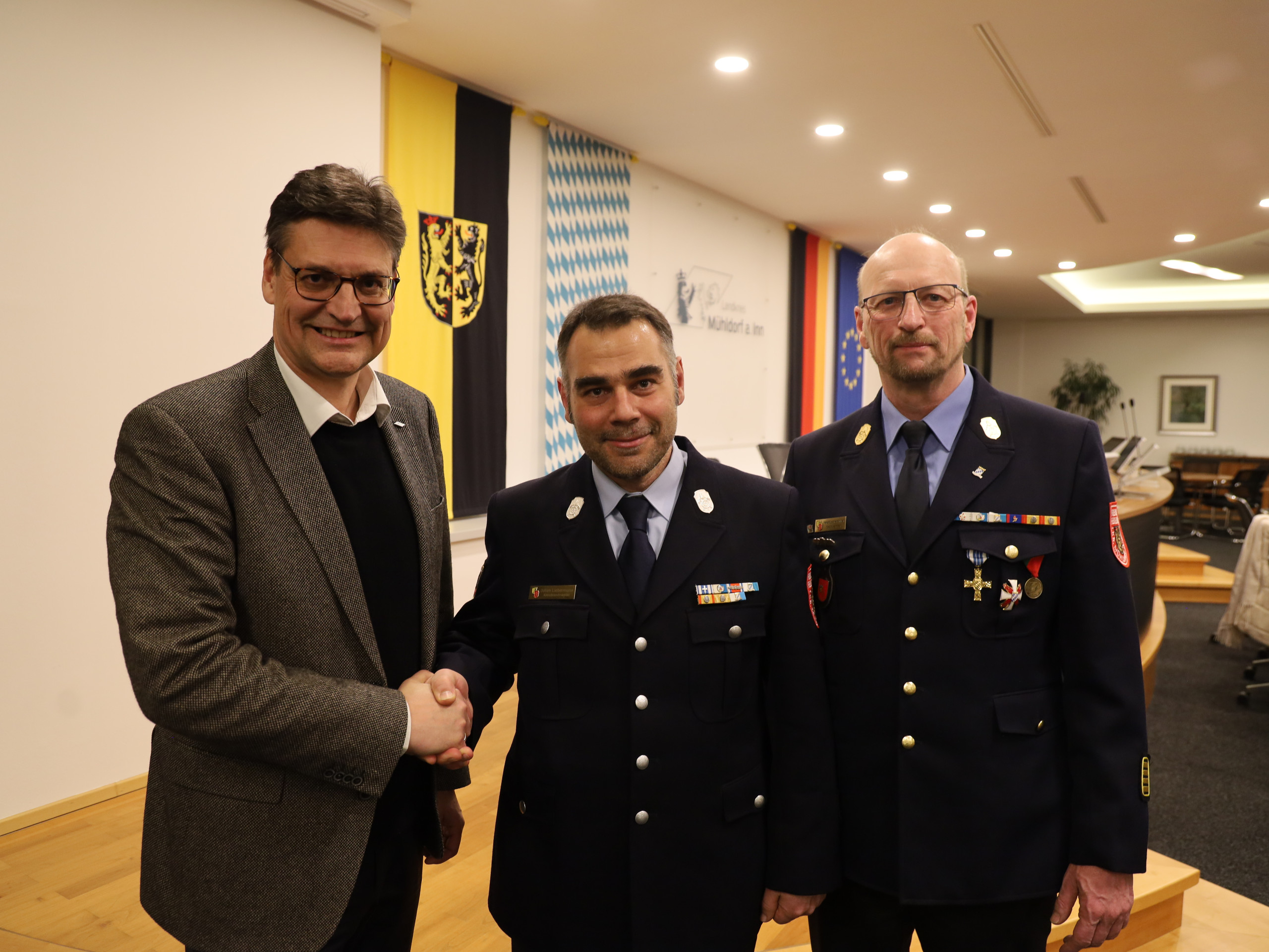 Landrat Max Heimerl (links) gratulierte Julian Liebermann (Mitte) zur Wahl und dankte Harald Lechertshuber (rechts) für dessen Engagement in den vergangenen zwölf Jahren. Offizieller Amtsantritt des neuen Kreisbrandrats ist am 1. Mai 2026