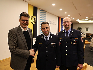 Landrat Max Heimerl (links) gratulierte Julian Liebermann (Mitte) zur Wahl und dankte Harald Lechertshuber (rechts) für dessen Engagement in den vergangenen zwölf Jahren. Offizieller Amtsantritt des neuen Kreisbrandrats ist am 1. Mai 2026