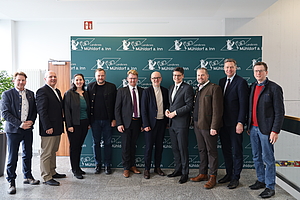 Bildunterschrift: Konstruktiver Austausch zu Bahnthemen im Landratsamt Mühldorf a. Inn (von links): Ampfings Bürgermeister Josef Grundner, Gesamtleiter der ABS 38 Alexander Pawlik, Heldensteins Bürgermeisterin Antonia Hansmeier, SOB-Geschäftsleiter Matthias Krause, Schwindeggs Bürgermeister Roland Kamhuber, der Konzernbevollmächtigte der Deutschen Bahn AG für den Freistaat Bayern Heiko Büttner, Landrat Max heimerl, MdL Sascha Schnürer, MdB Stephan Mayer sowie der ehemalige Konzernbevollmächtigte Klaus-Dieter Josel.