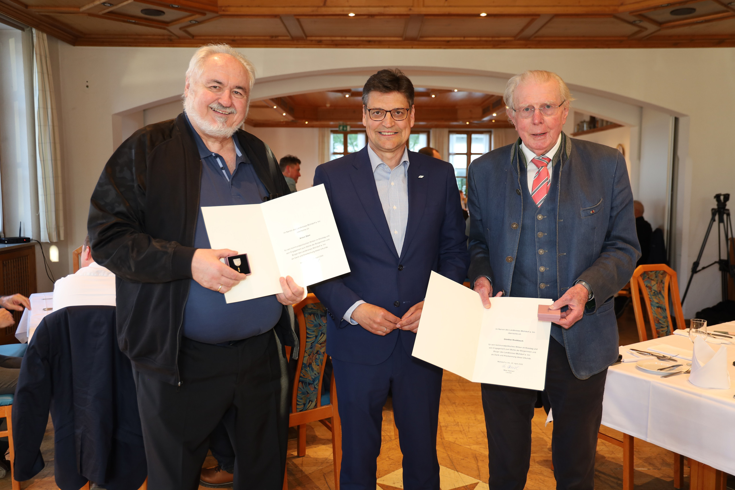 Landrat Max Heimerl verabschiedet Anton Sterr (l.) und Günther Knoblauch (r.)