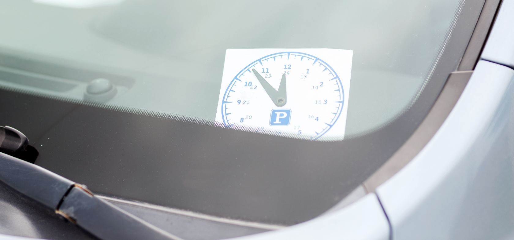 Parkausweis hinter Windschutzscheibe im Auto