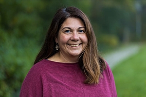 Portrait einer Frau mit dunklen, langen Haaren, im Freien