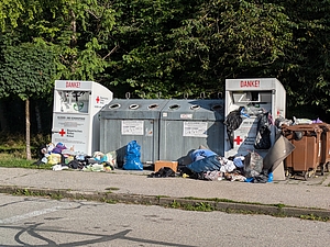 Illegale Müllablagerungen an einer Wertstoffinsel