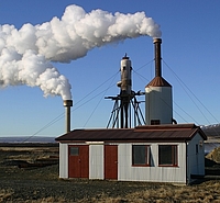 Geothermie-Nutzung auf Island, Wellblechhaus mit Kaminen, aus denen dicker weißer Rauch kommt