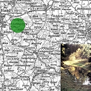 Topographische Karte mit grün markiertem Standort, rechts unten Foto kleine Wasserfläche umgeben von Wiesen und Wald, Toteiskessel