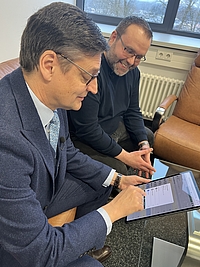 Landrat Max Heimerl mit der Abfall-App auf dem Tablet und Andreas Stenger von der Abfallwirtschaft