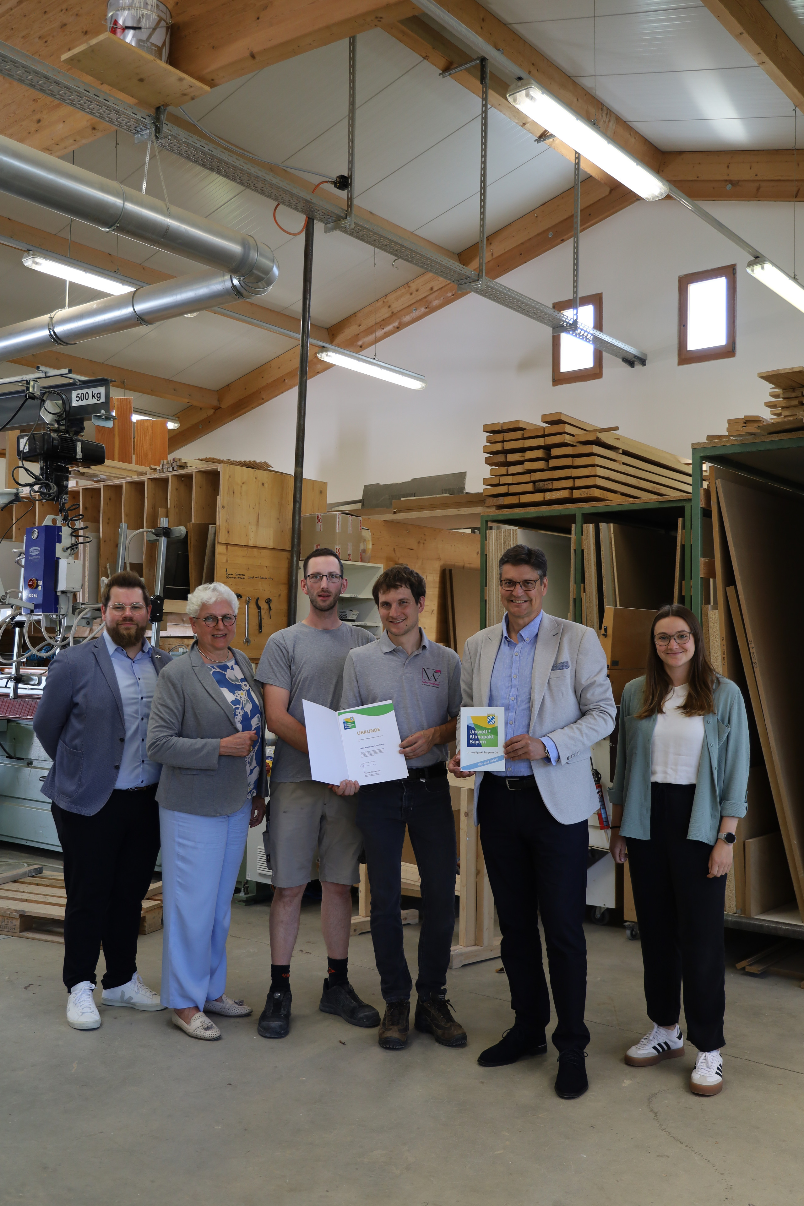 Wirtschaftsförderer Thomas Perzl, stellvertretende Bürgermeisterin Ilse Preisinger-Sontag, Prokurist Matthias Hoferer, Geschäftsführer Michael Obereisenbuchner, Landrat Max Heimerl, Michaela Linner Wirtschaftsförderung.